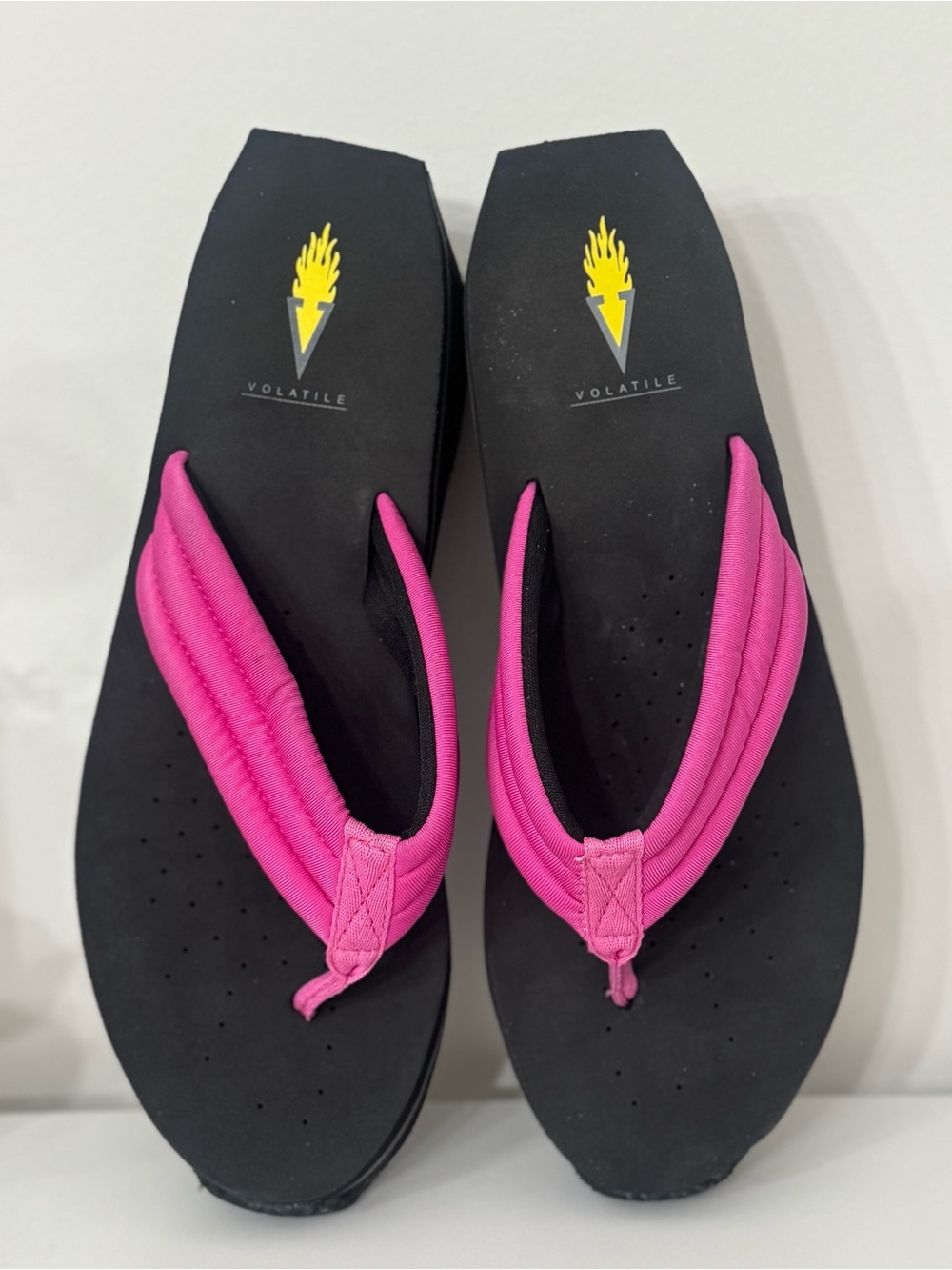 NIB VOLATILE Zoe Orchid Wedge Flip Flops - Bright Pink Padded Thong Straps